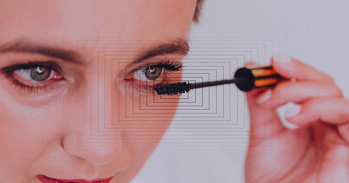 Captivating studio portrait of a fashionable young woman illuminated by a ring light. — Foto: Galina  Yarovaya. / Pexels