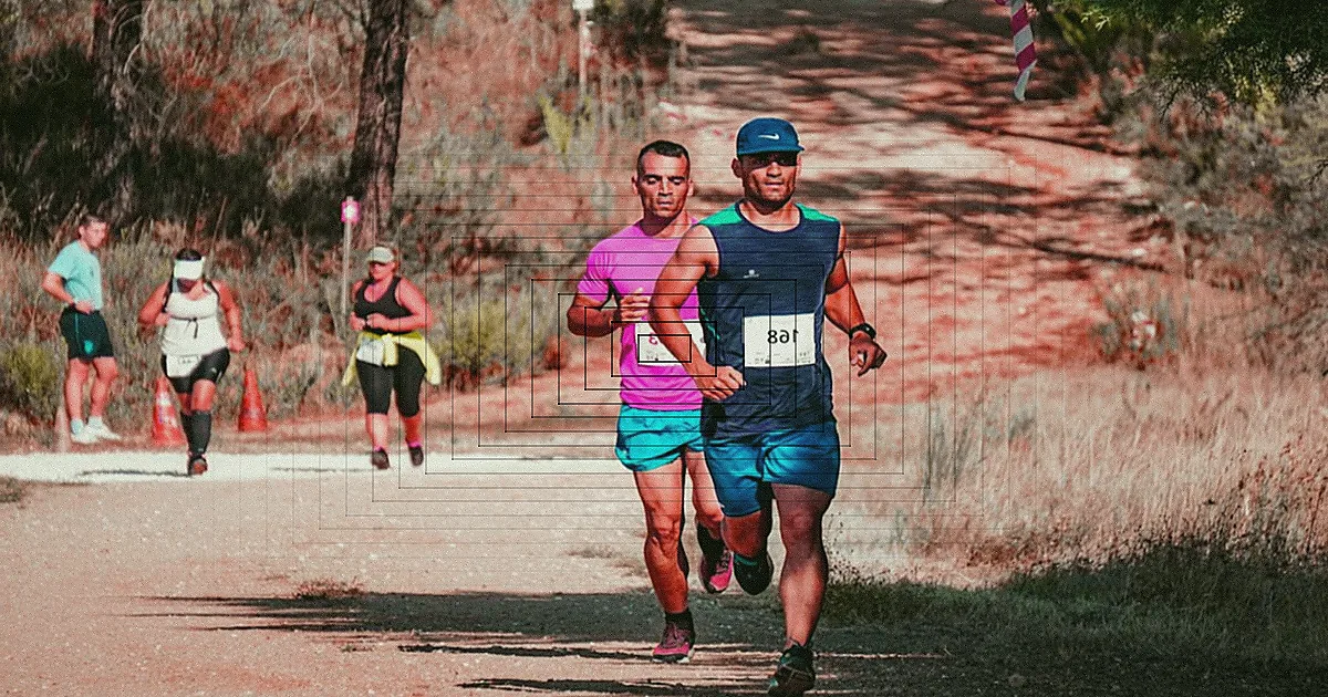Joyful runners in a vibrant 10K race outdoors, capturing excitement and energy. — Foto: CRISTIAN CAMILO  ESTRADA / Pexels